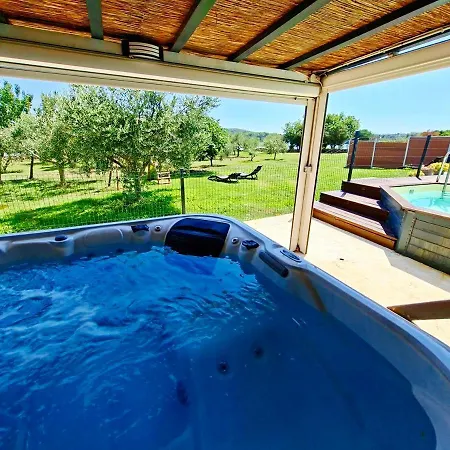 Dom wakacyjny House Beta, A Romantic Hideaway In An Olive Grove By The Sea, Swimming Pool, Jacuzzi & Playground, Pomer