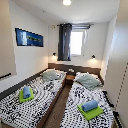 Vikendica House Beta, A Romantic Hideaway In An Olive Grove By The Sea, Swimming Pool, Jacuzzi & Playground, Pomer *