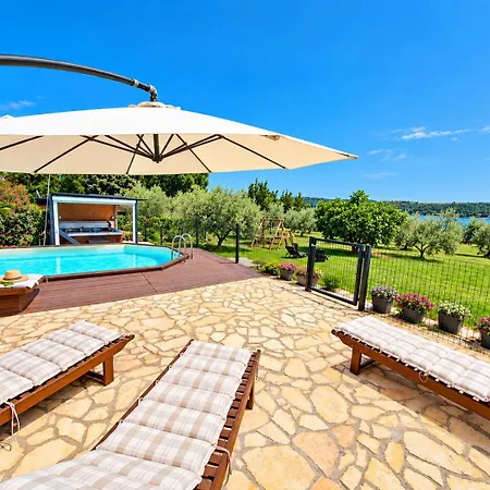 House Beta, A Romantic Hideaway In An Olive Grove By The Sea, Swimming Pool, Jacuzzi & Playground, Pomer * Pula