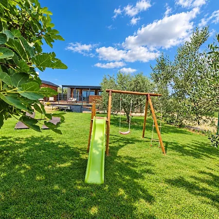 House Beta, A Romantic Hideaway In An Olive Grove By The Sea, Swimming Pool, Jacuzzi & Playground, Pomer Vikendica *
