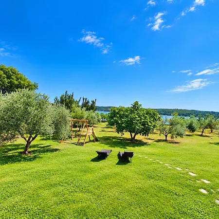 House Beta, A Romantic Hideaway In An Olive Grove By The Sea, Swimming Pool, Jacuzzi & Playground, Pomer Vikendica