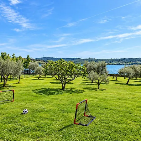 House Beta, A Romantic Hideaway In An Olive Grove By The Sea, Swimming Pool, Jacuzzi & Playground, Pomer Vikendica *