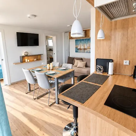 House Beta, A Romantic Hideaway In An Olive Grove By The Sea, Swimming Pool, Jacuzzi & Playground, Pomer Vikendica