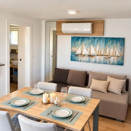 House Beta, A Romantic Hideaway In An Olive Grove By The Sea, Swimming Pool, Jacuzzi & Playground, Pomer Vikendica