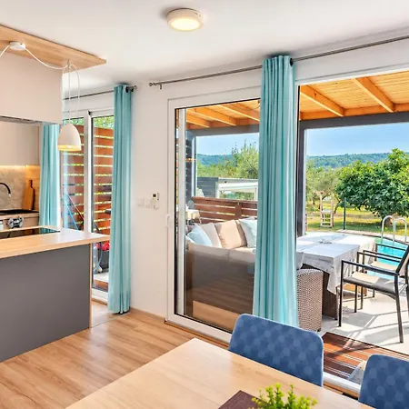 House Beta, A Romantic Hideaway In An Olive Grove By The Sea, Swimming Pool, Jacuzzi & Playground, Pomer Vikendica