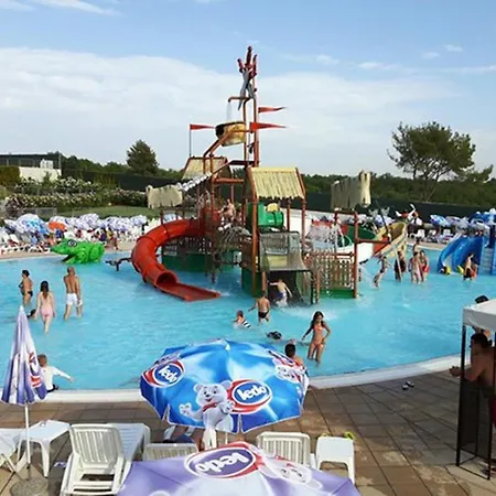 House Beta, A Romantic Hideaway In An Olive Grove By The Sea, Swimming Pool, Jacuzzi & Playground, Pomer Vikendica *